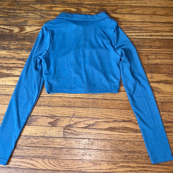 Solid Collared Buttoned Crop Top - Picture 5 of 6